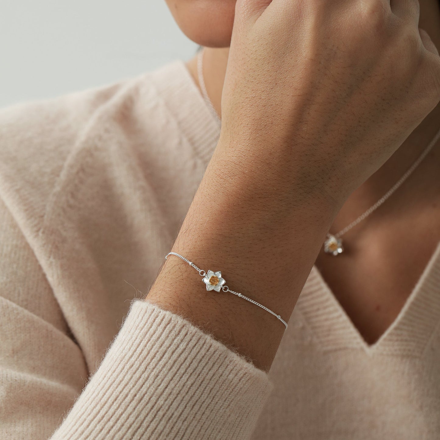 Daffodil Jewellery Set in Sterling Silver — Rhodium-Coated Earrings and Necklace with 18ct Gold-Plated Details