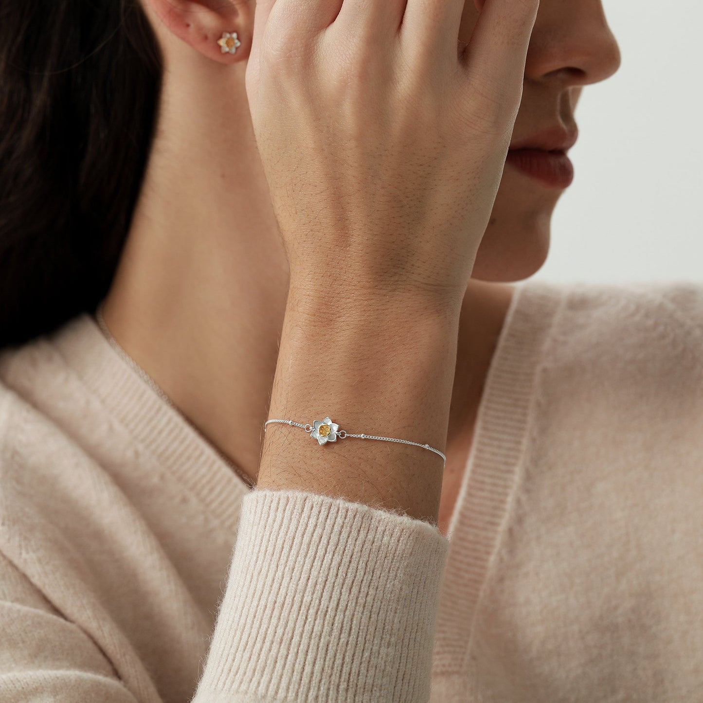 Daffodil Jewellery Set in Sterling Silver — Rhodium-Coated Earrings and Necklace with 18ct Gold-Plated Details