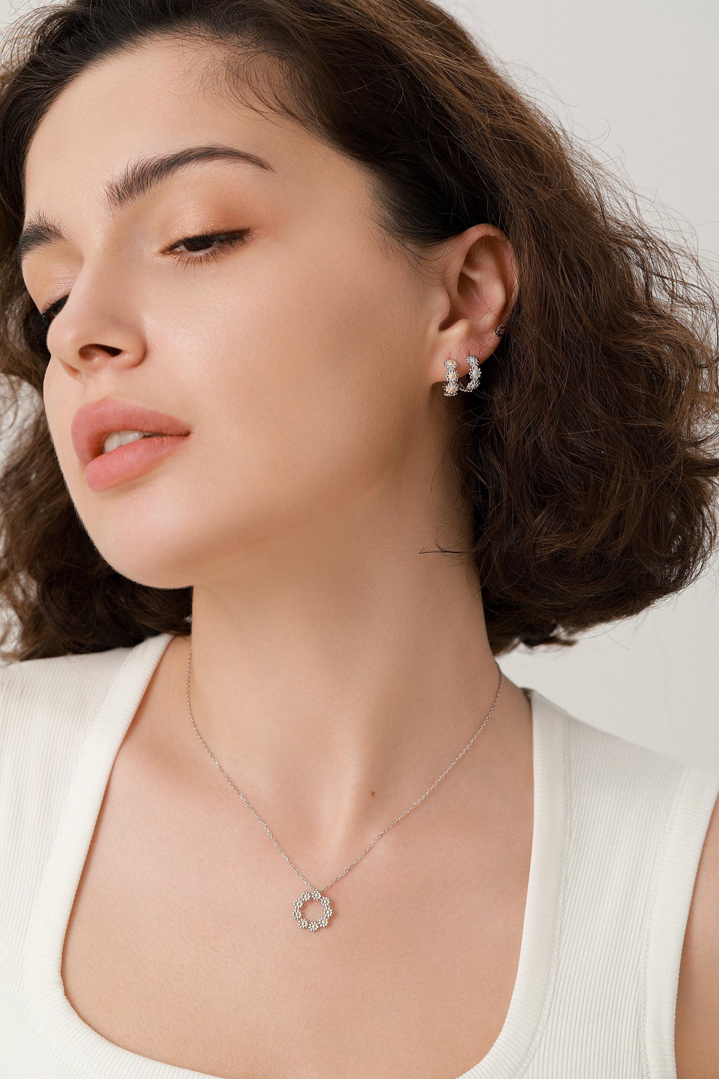 Daisy Chain Pendant Necklace in Sterling Silver, Chain of Daisy Flower Necklace, Flower Cluster Necklace, Nature Inspired Jewellery