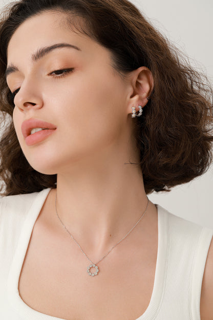 Daisy Chain Pendant Necklace in Sterling Silver, Chain of Daisy Flower Necklace, Flower Cluster Necklace, Nature Inspired Jewellery