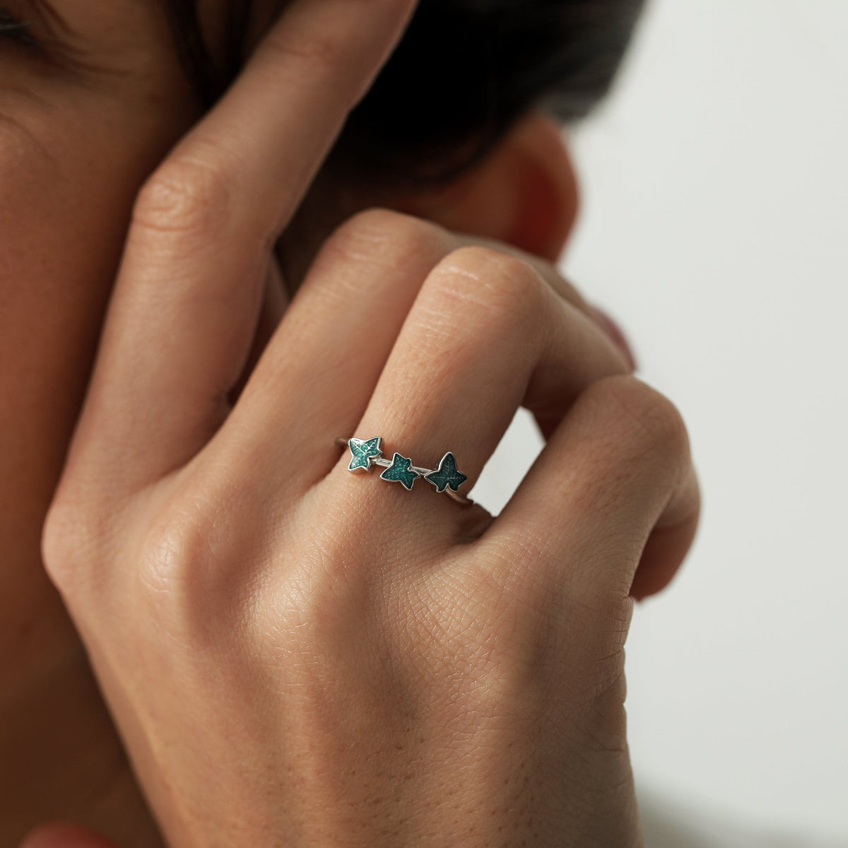 Enamel Ivy Leaf Motif Ring
