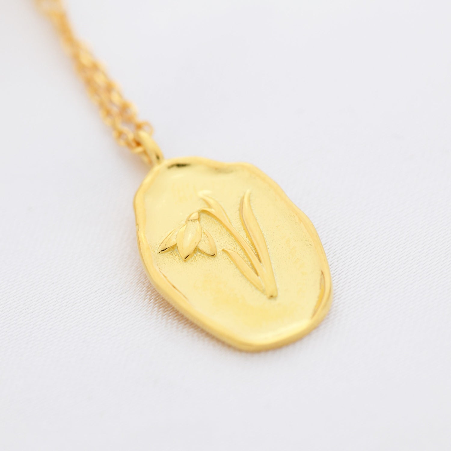 Snowdrop Flower Oval Pendant Necklace in Sterling Silver, Silver or Gold, January Birth Flower, Nature Inspired Flower Disk Necklace