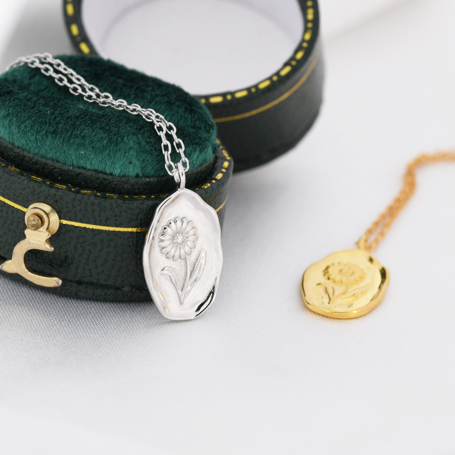 Daisy Flower Oval Pendant Necklace in Sterling Silver, Silver or Gold, April Birth Flower,  Nature Inspired Flower Disk Necklace