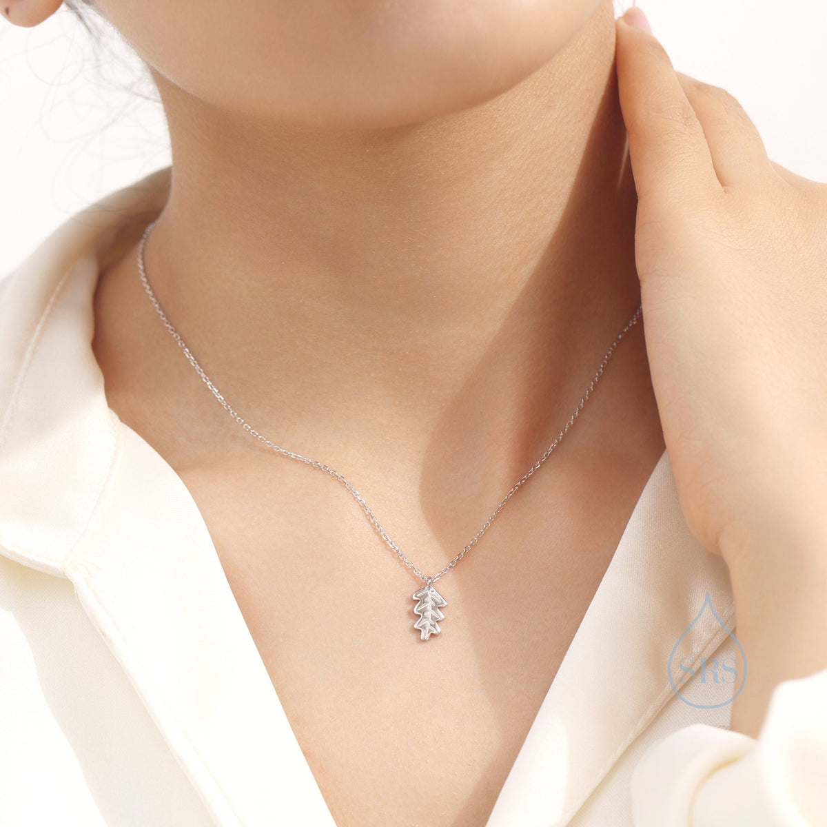 Delicate Oak Leaf Pendant Necklace in Sterling Silver, Tiny Oak leaf Necklace, Nature Inspired Acorn Necklace