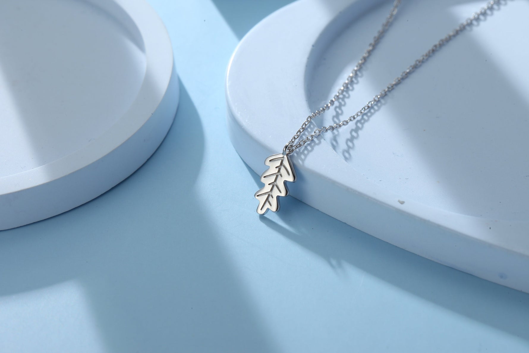 Delicate Oak Leaf Pendant Necklace in Sterling Silver, Tiny Oak leaf Necklace, Nature Inspired Acorn Necklace