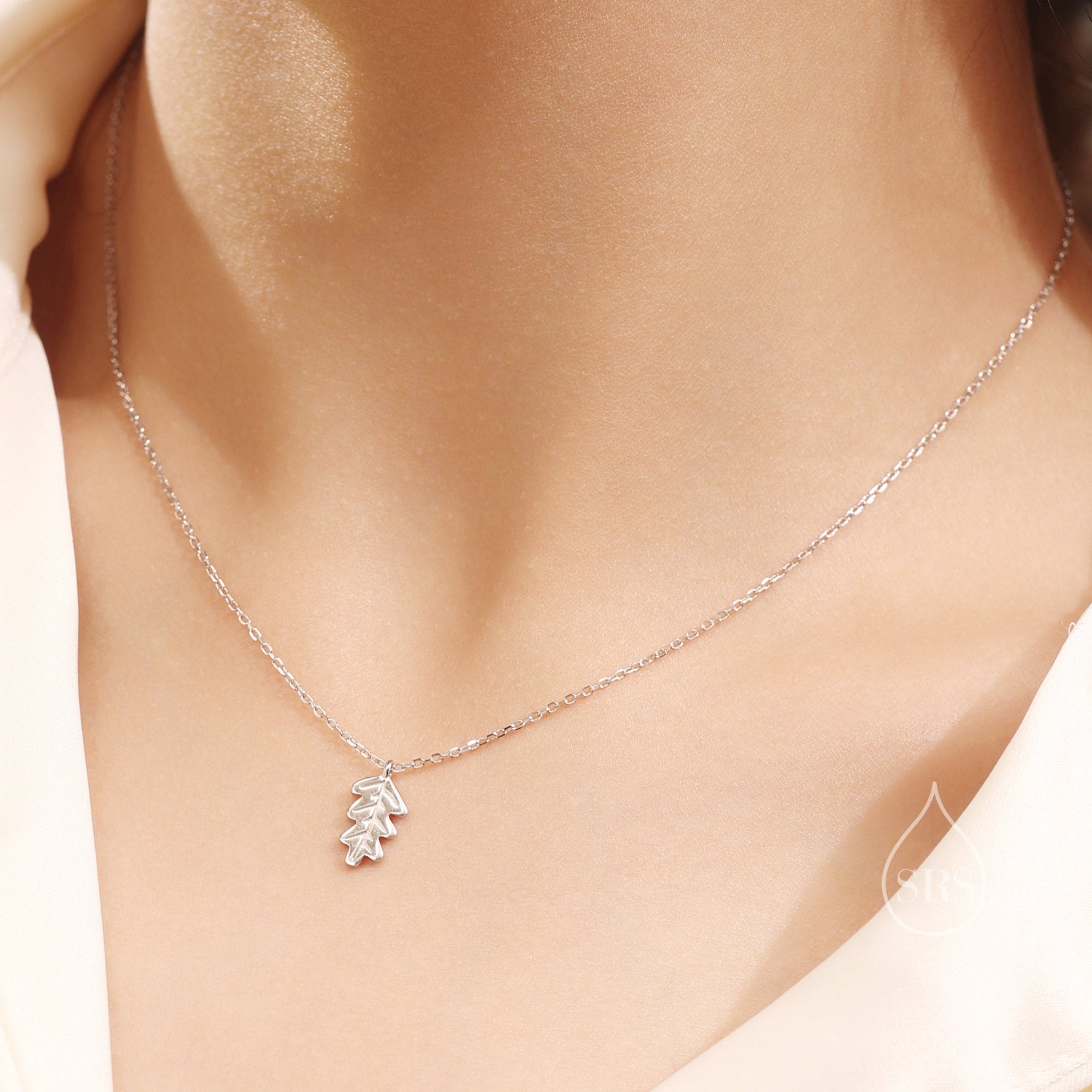 Delicate Oak Leaf Pendant Necklace in Sterling Silver, Tiny Oak leaf Necklace, Nature Inspired Acorn Necklace