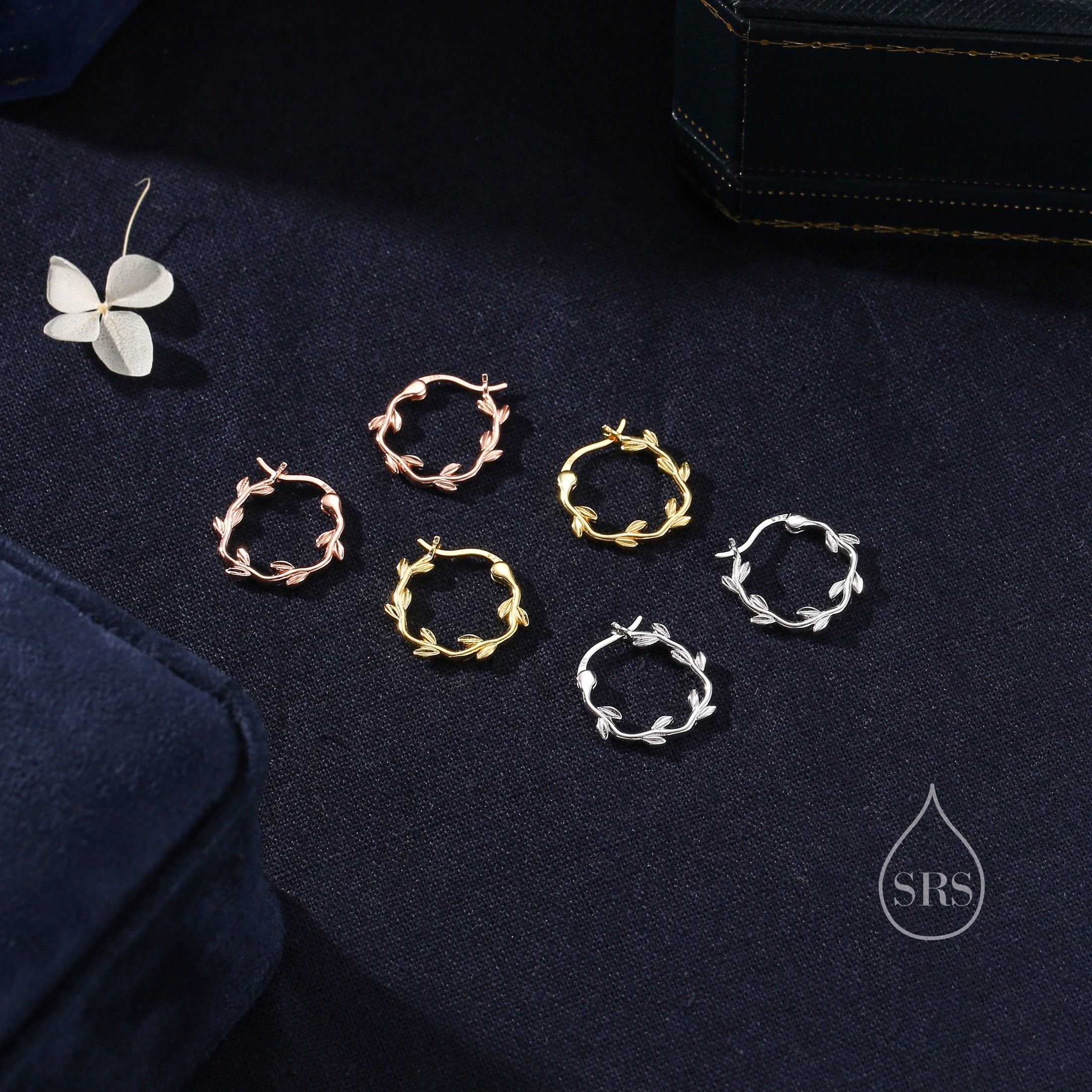Orecchini A Cerchio Huggie Argento Con CZ A Forma Di Foglia D'Ulivo – SLUYNZ Per Donne E Ragazze