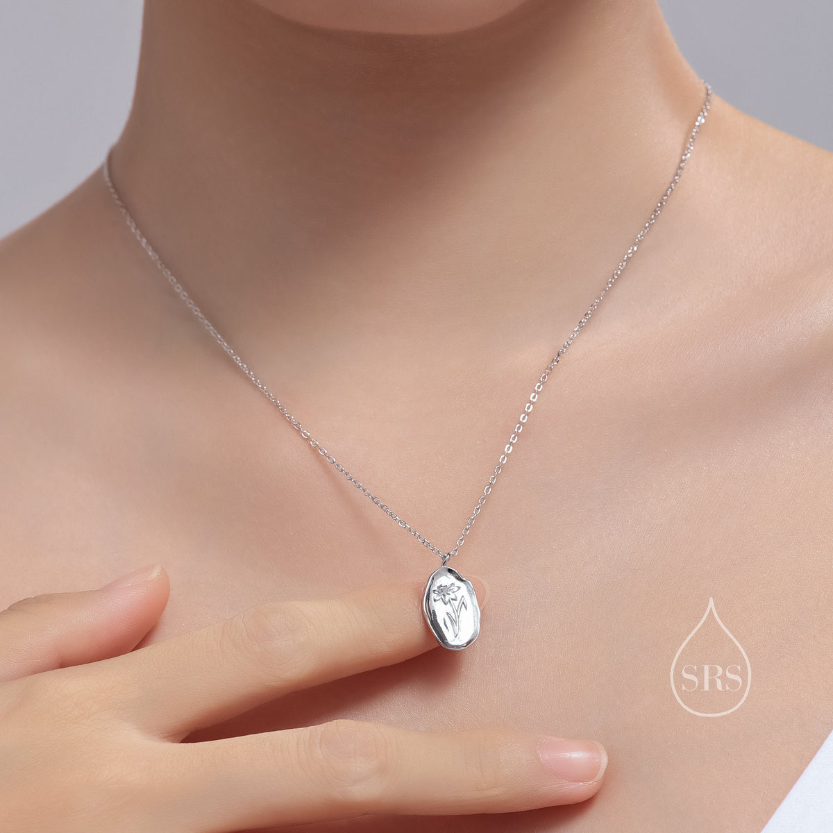 Daffodil Flower Oval Pendant Necklace in Sterling Silver, Silver or Gold, March Birth Flower, Nature Inspired Flower Disk Necklace