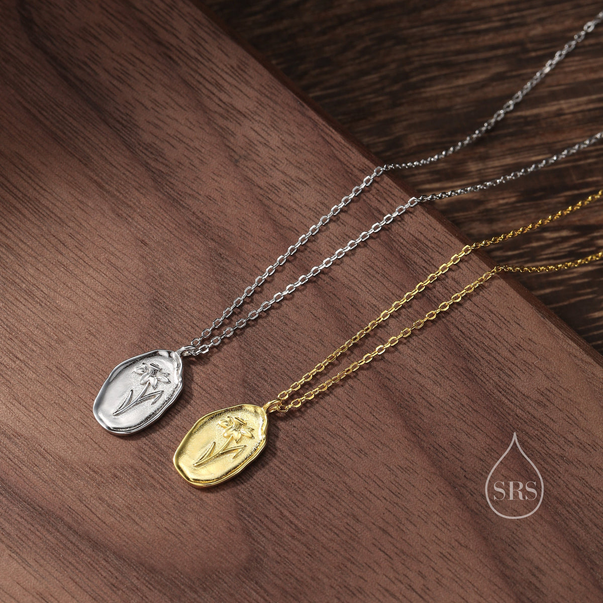 Daffodil Flower Oval Pendant Necklace in Sterling Silver, Silver or Gold, March Birth Flower, Nature Inspired Flower Disk Necklace
