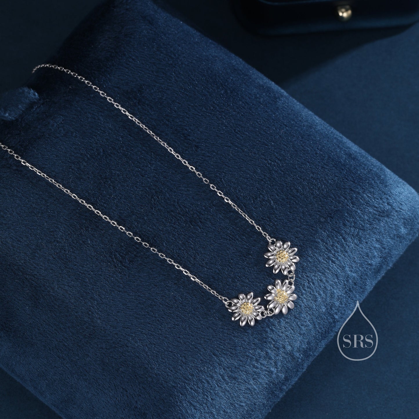 Sterling Silver Daisy Flower Trio Pendant Necklace, Three Flower dainty Necklace, Daisy Chain Necklace, Two Tone Flower Pendant Necklace