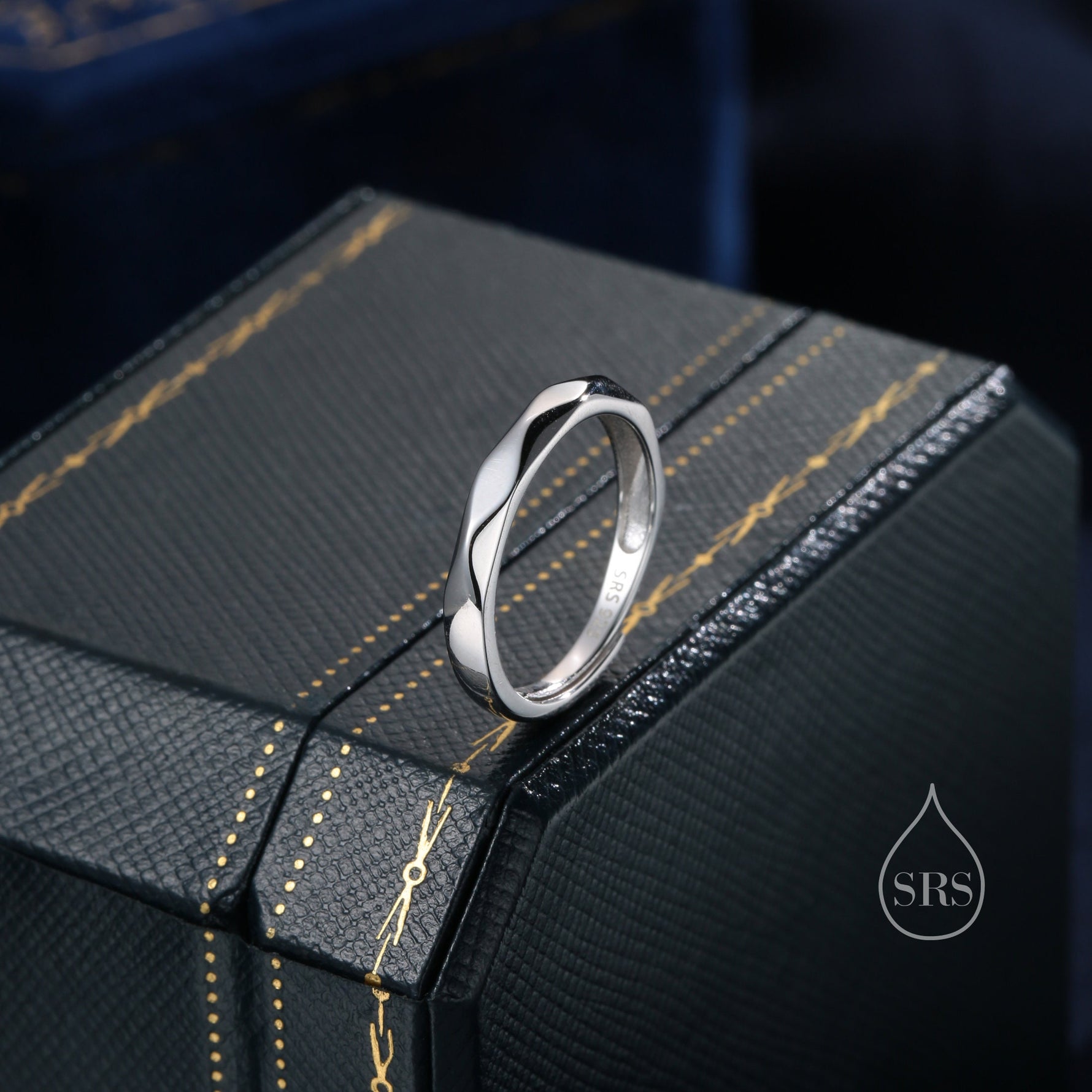 Sterling Silver Minimalist Facted Ring, Adjustable Size, Minimalist Diamond Cut Ring