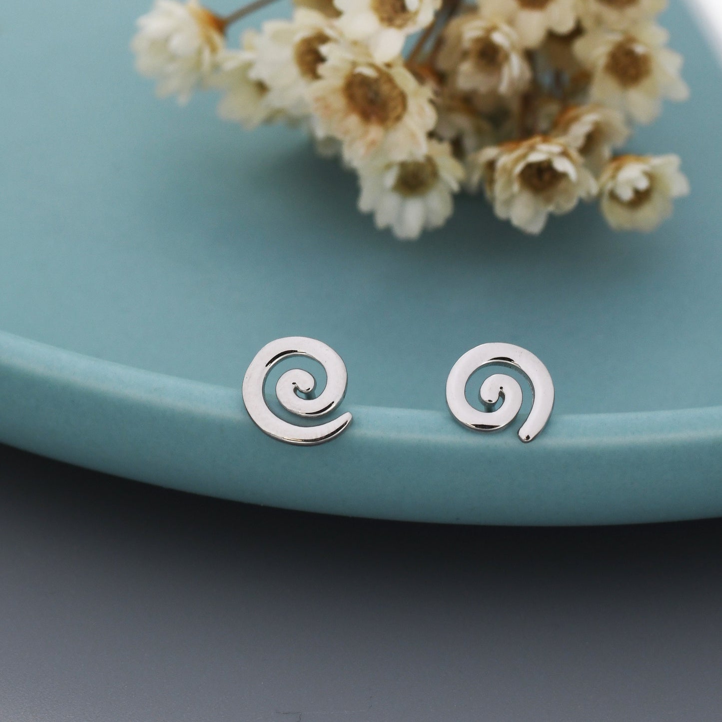 Koru Circle Spiral Stud Earrings in Sterling Silver - Infinity Swirl Earrings - New Zealand Māori Art Stud Earrings  - Kiwi Circle