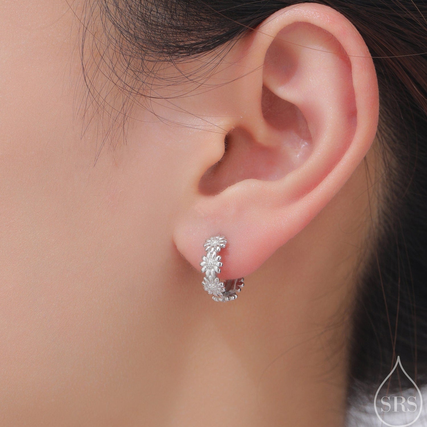 Daisy Flower Chain Huggie Hoop in Sterling Silver, Delicate Flower hoop Earrings, Floral Earrings, 10mm Inner Diameter