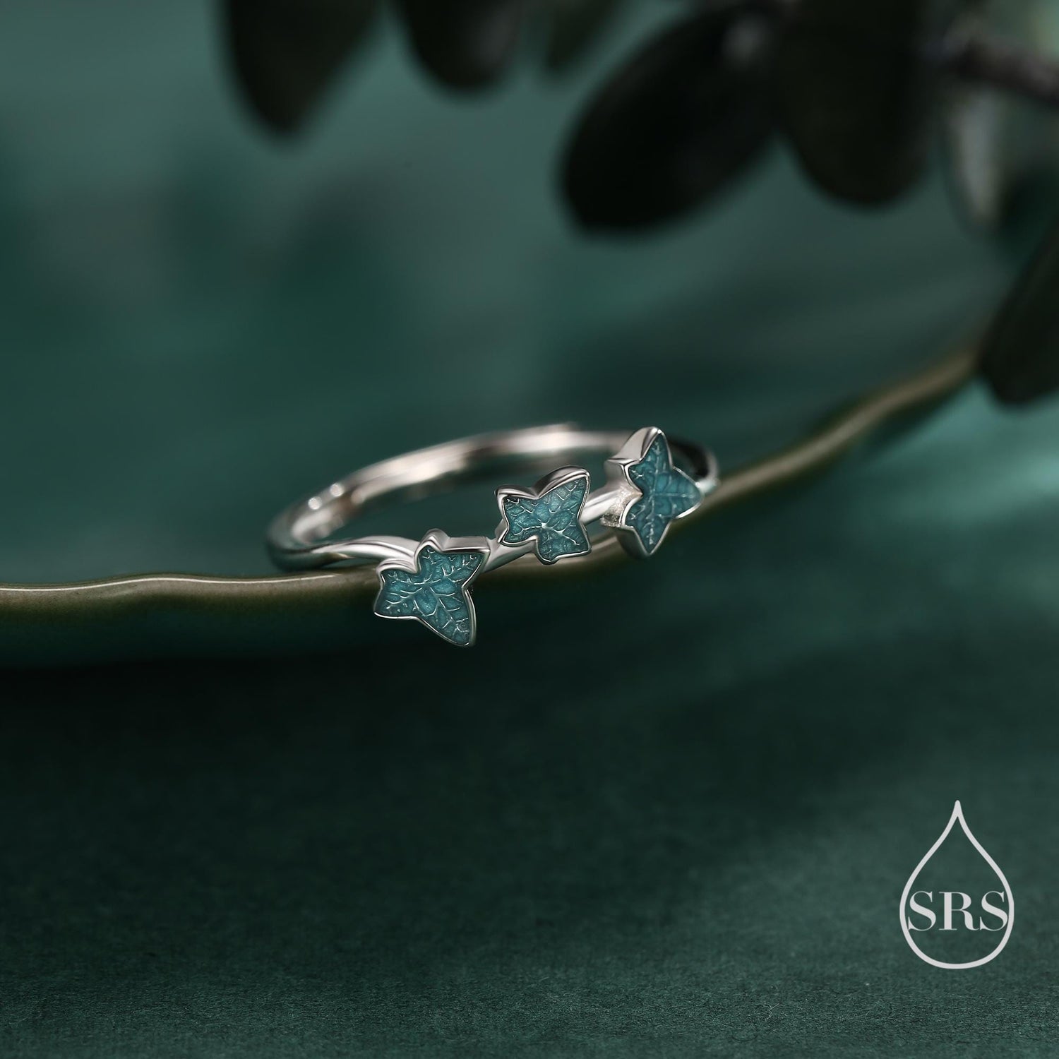 Enamel Ivy Leaf Motif Ring