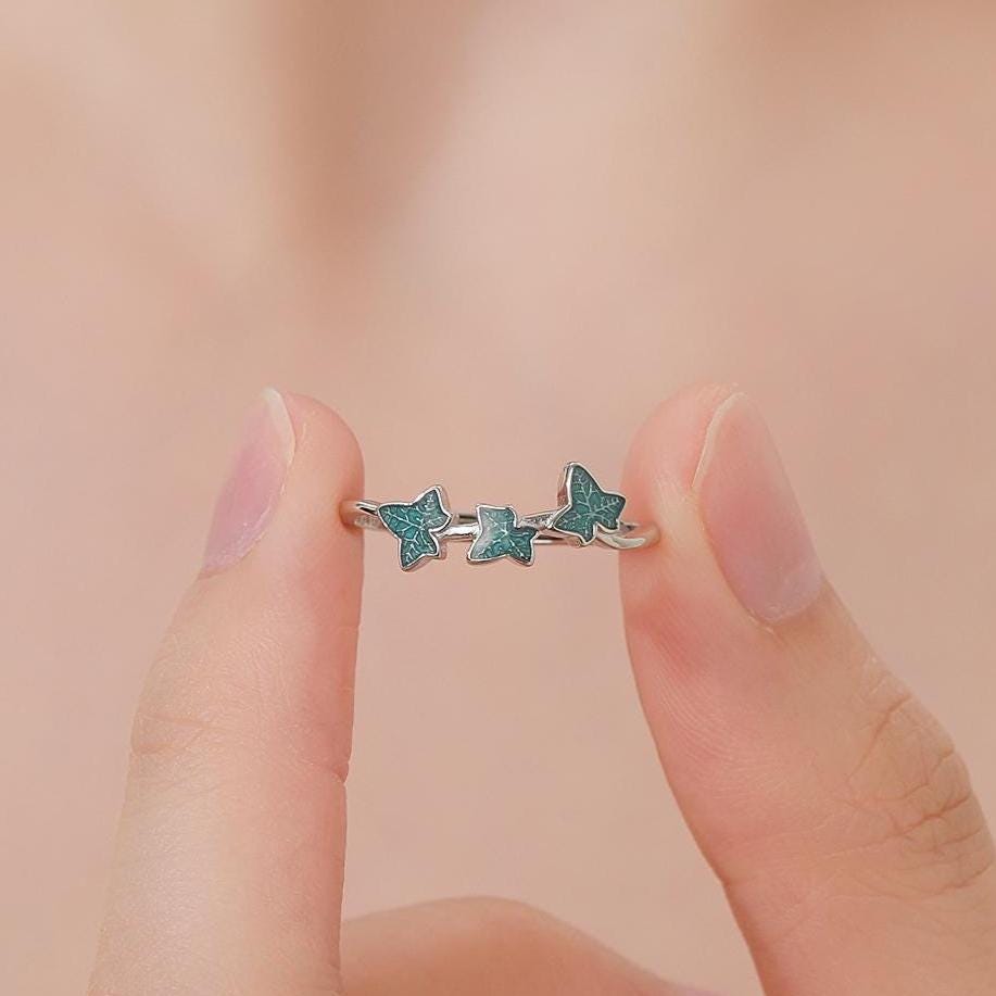 Enamel Ivy Leaf Motif Ring in Sterling Silver, Adjustable Size, Climbing Ivy Botanical Jewellery,  Enamel Leaf Ring