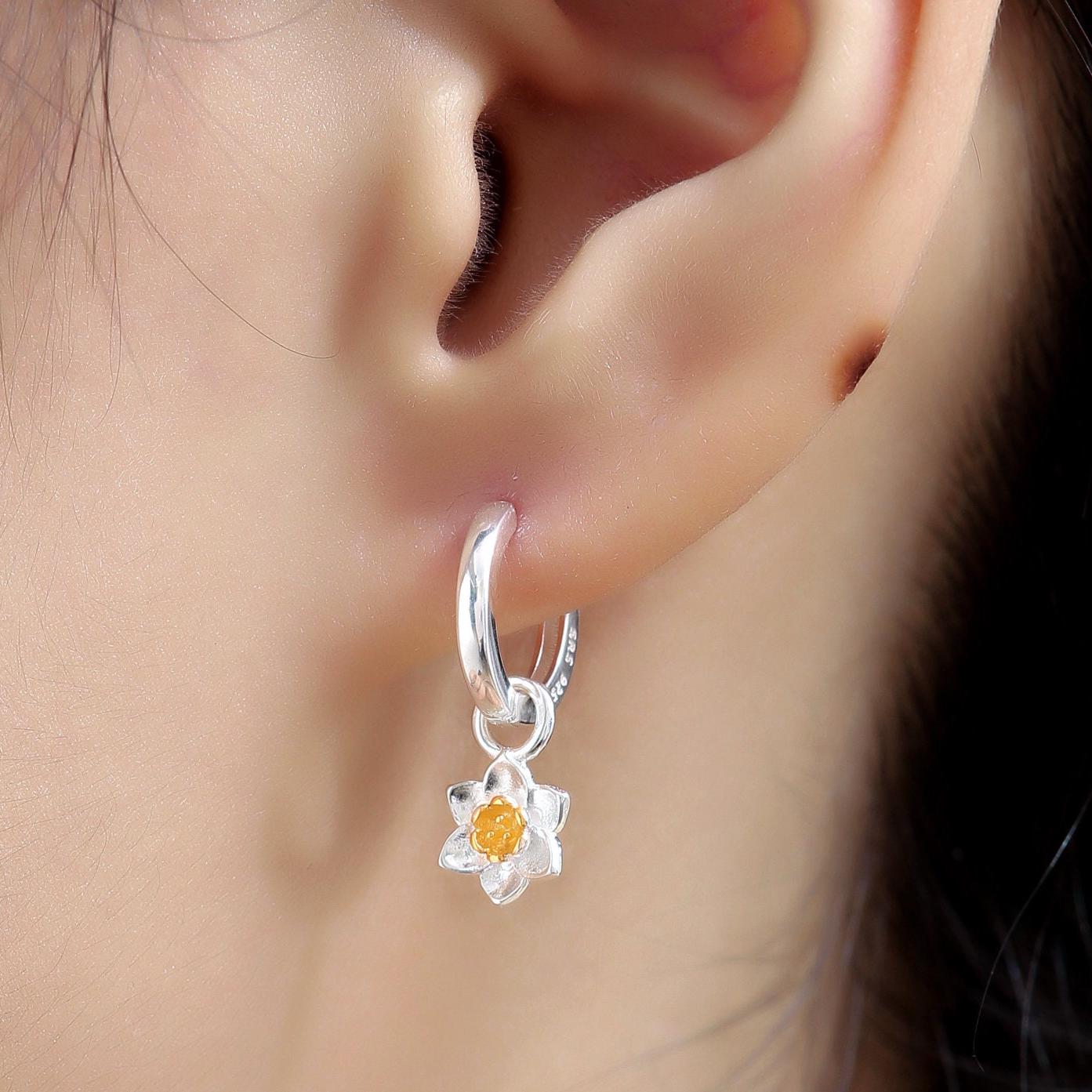 Daffodil Huggie Hoop in Sterling Silver, Partial Gold, Flower hoop Earrings, Daffodil Floral Earrings, 8mm Inner Diameter