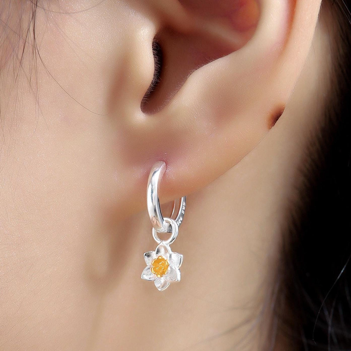 Daffodil Huggie Hoop in Sterling Silver, Partial Gold, Flower hoop Earrings, Daffodil Floral Earrings, 8mm Inner Diameter