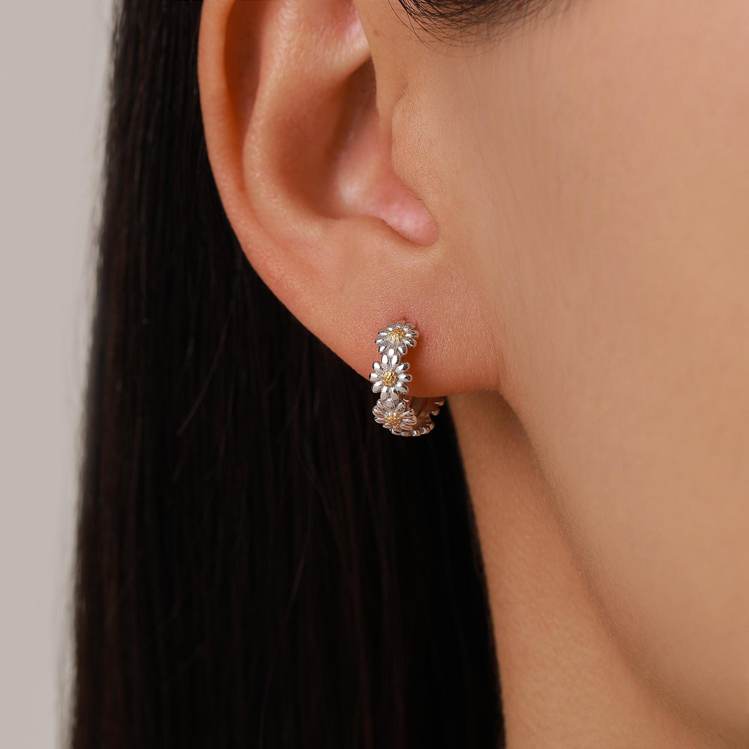 Daisy Flower Chain Huggie Hoop in Sterling Silver, Partial Gold Coated, Flower hoop Earrings, Floral Earrings, 10mm Inner Diameter