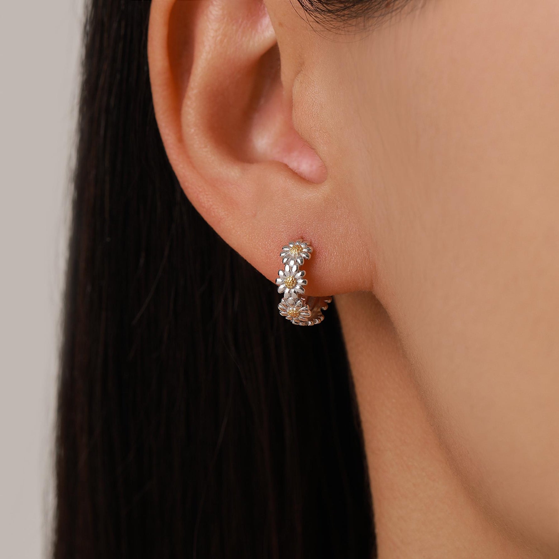 Daisy Flower Chain Huggie Hoop in Sterling Silver, Partial Gold Coated, Flower hoop Earrings, Floral Earrings, 10mm Inner Diameter