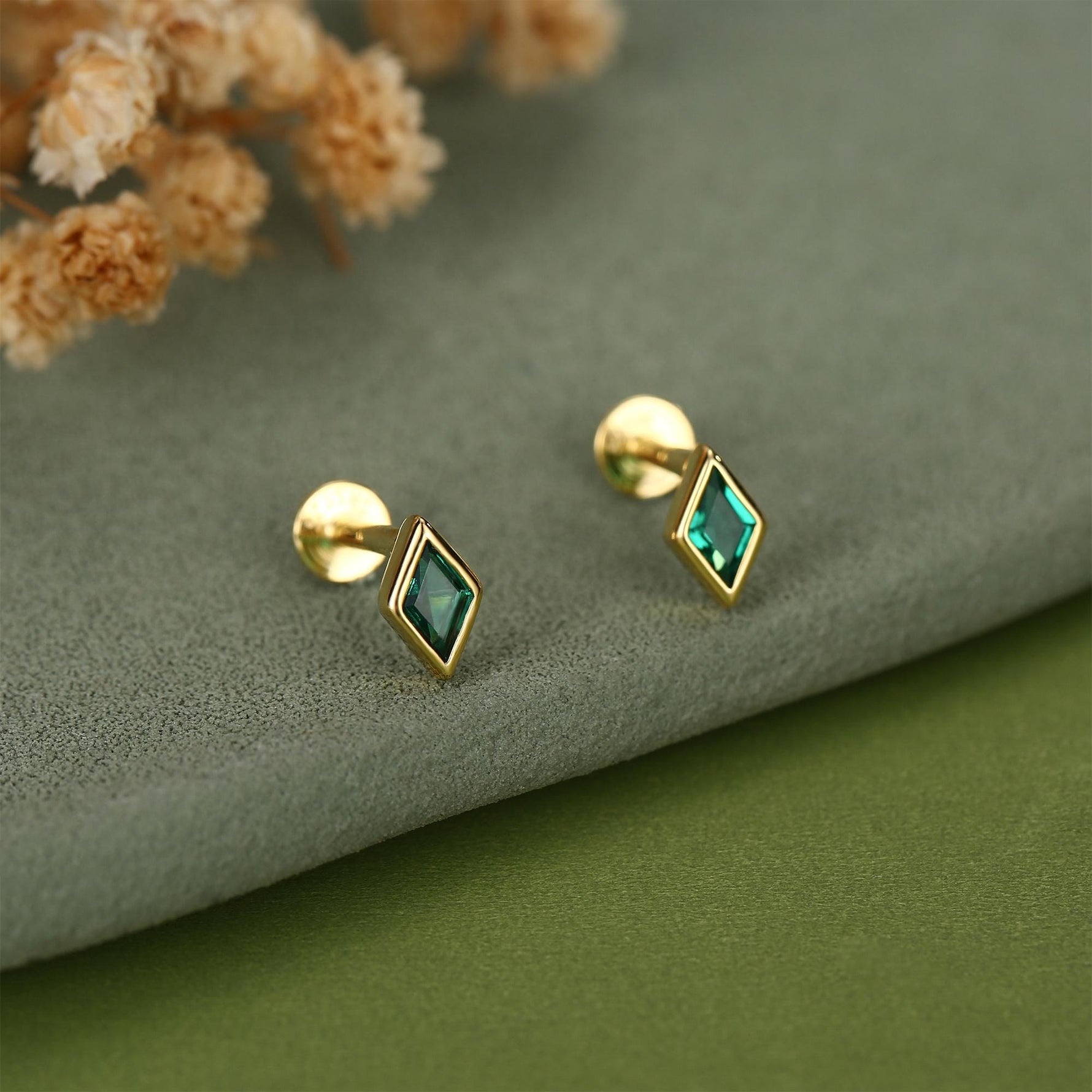 Sterling Silver Emerald Green CZ Rhombus 16G Flat Back Labret Earrings