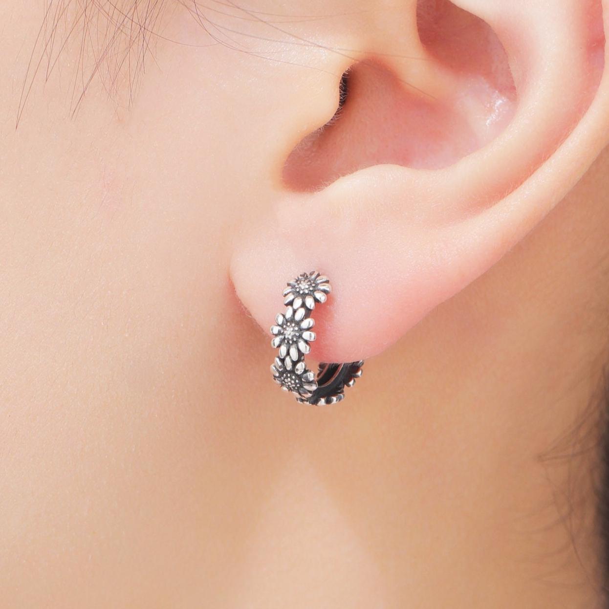 Oxidised Silver Daisy Flower Chain Huggie Hoop in Sterling Silver, Delicate Flower hoop Earrings, Floral Earrings, 10mm Inner Diameter