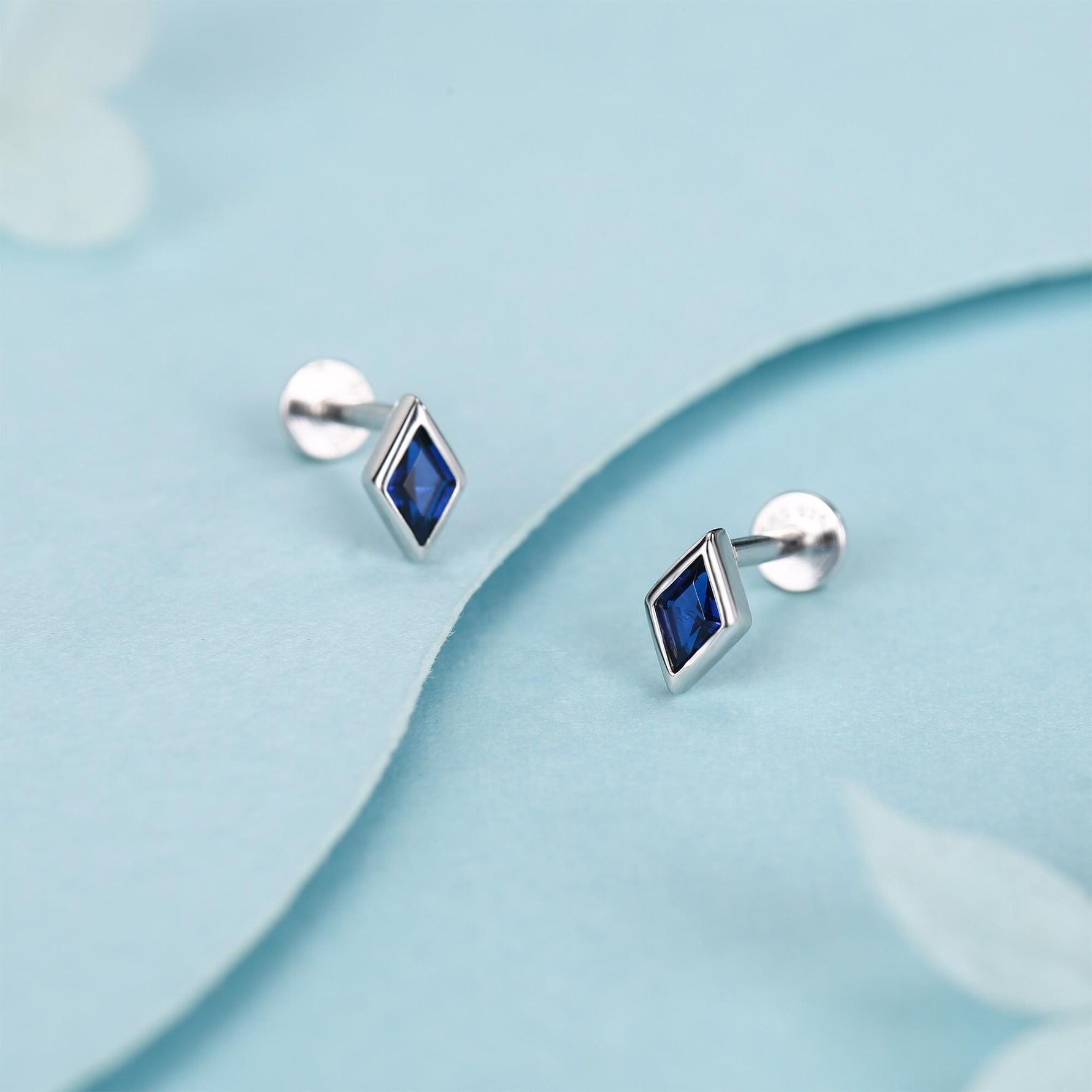Sterling Silver Sapphire Blue CZ Rhombus 16G Flat Back Labret Earrings