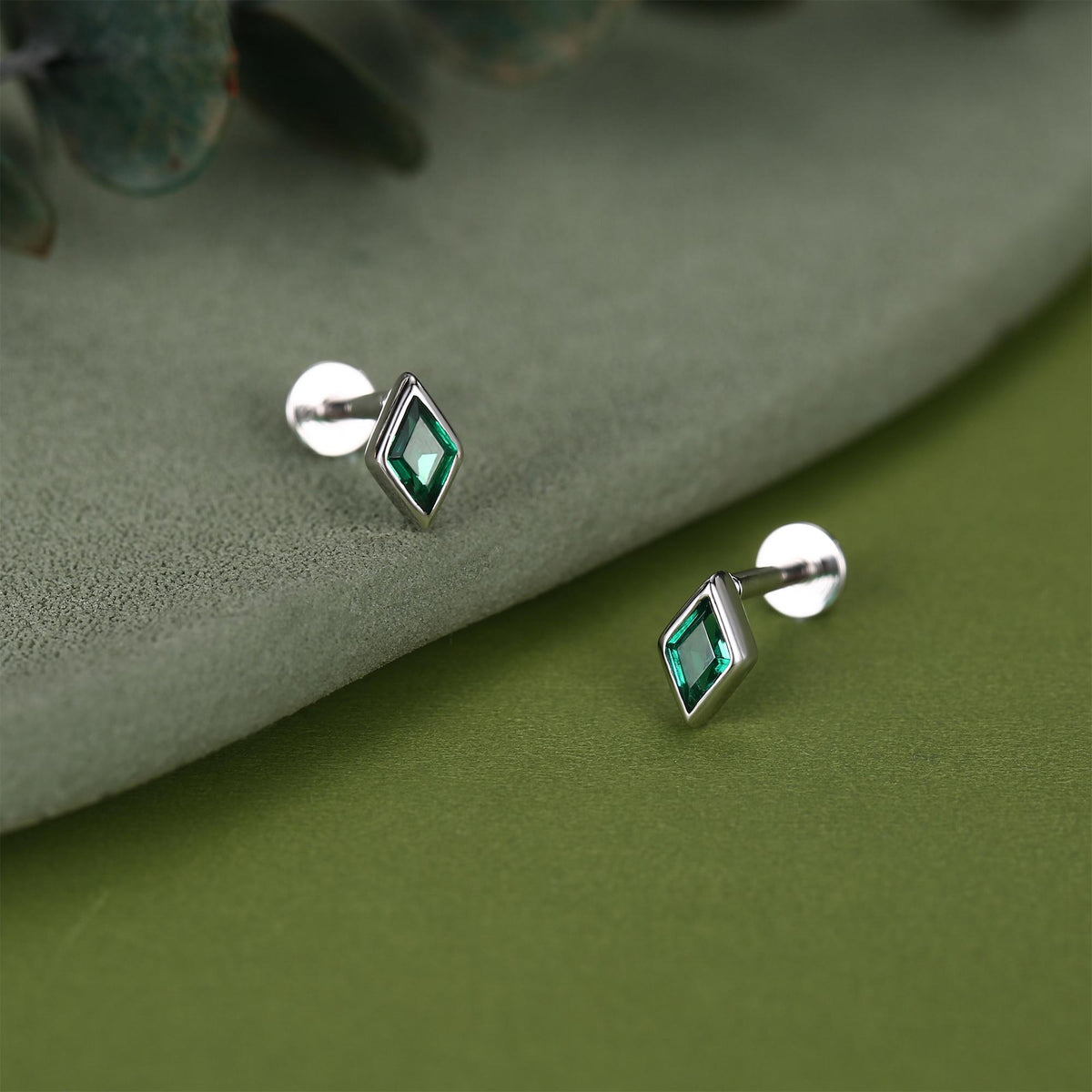 Sterling Silver Emerald Green CZ Rhombus 16G Flat Back Labret Earrings