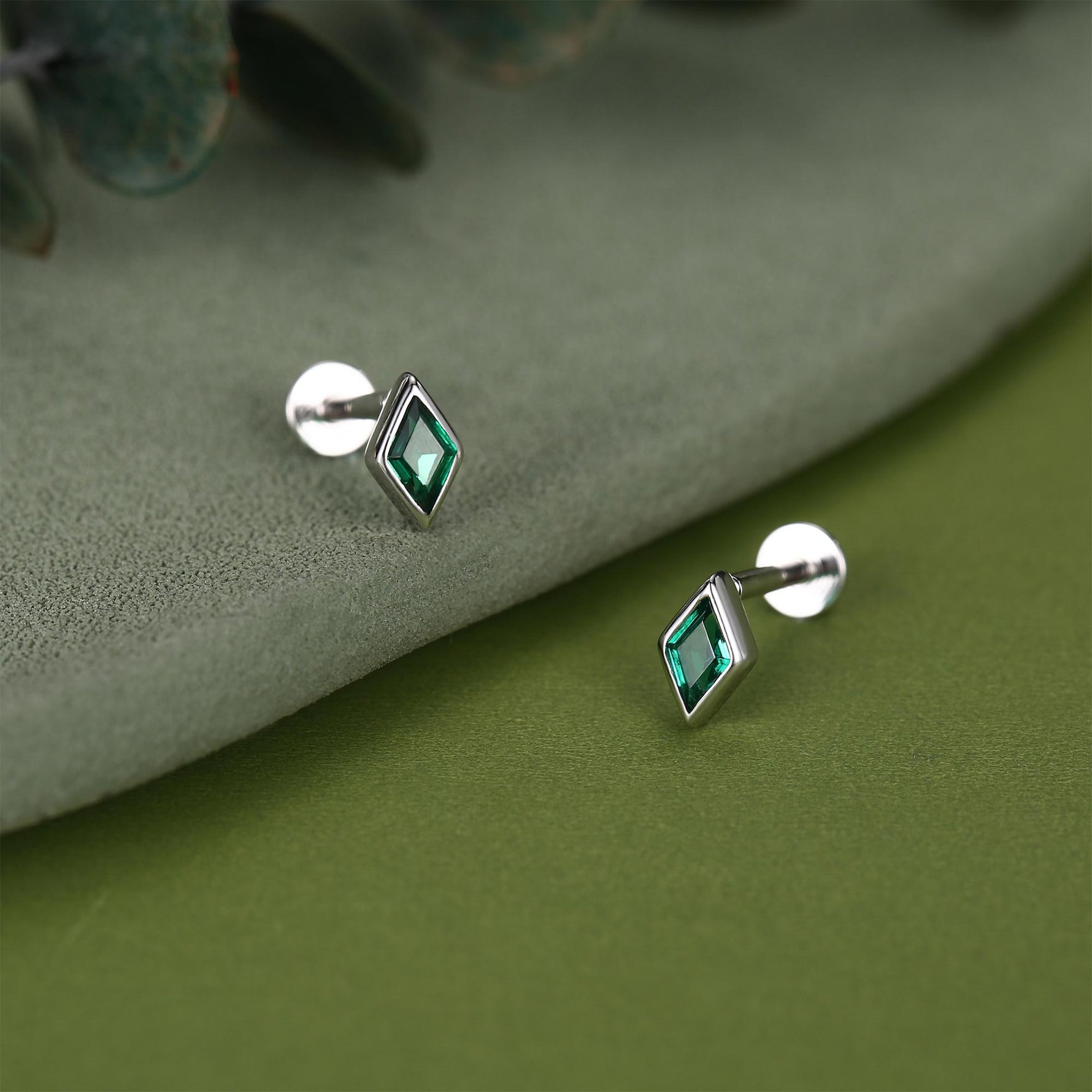 Sterling Silver Emerald Green CZ Rhombus 16G Flat Back Labret Earrings