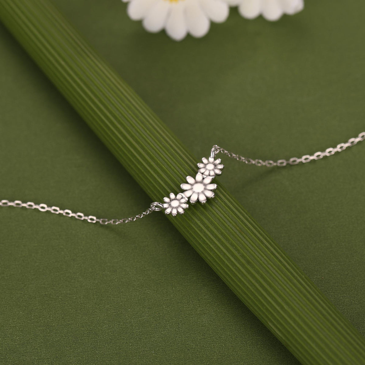 Sterling Silver Daisy Flower Trio Pendant Necklace, Three Flower Necklace, Daisy Chain Necklace, Two Tone Flower Pendant Necklace