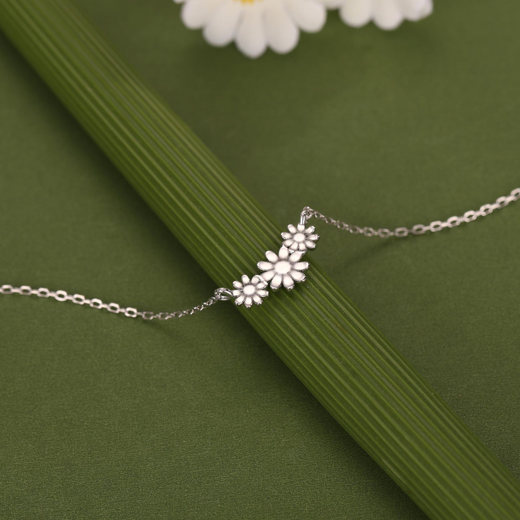 Sterling Silver Daisy Flower Trio Pendant Necklace, Three Flower Necklace, Daisy Chain Necklace, Two Tone Flower Pendant Necklace