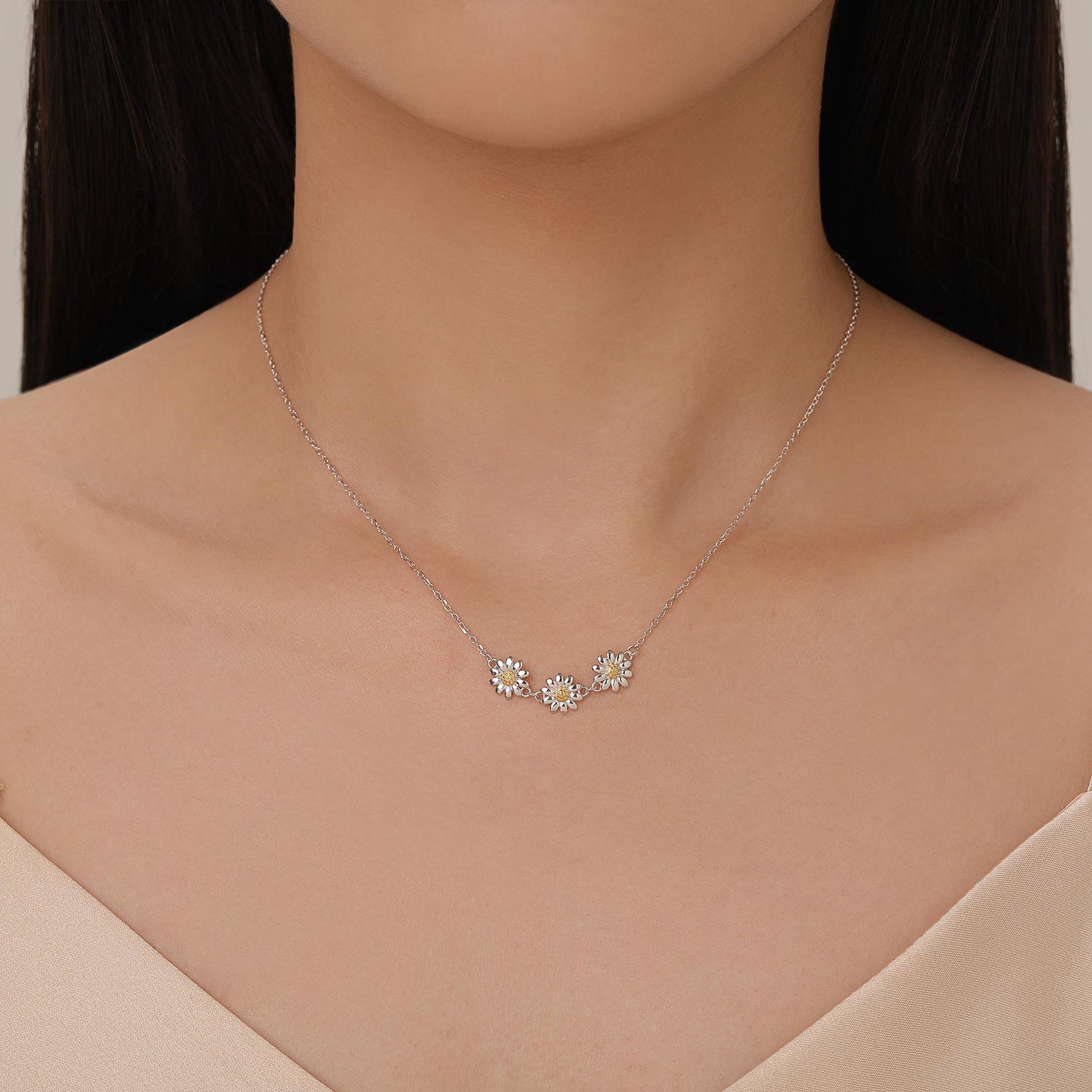 Sterling Silver Daisy Flower Trio Pendant Necklace, Three Flower dainty Necklace, Daisy Chain Necklace, Two Tone Flower Pendant Necklace