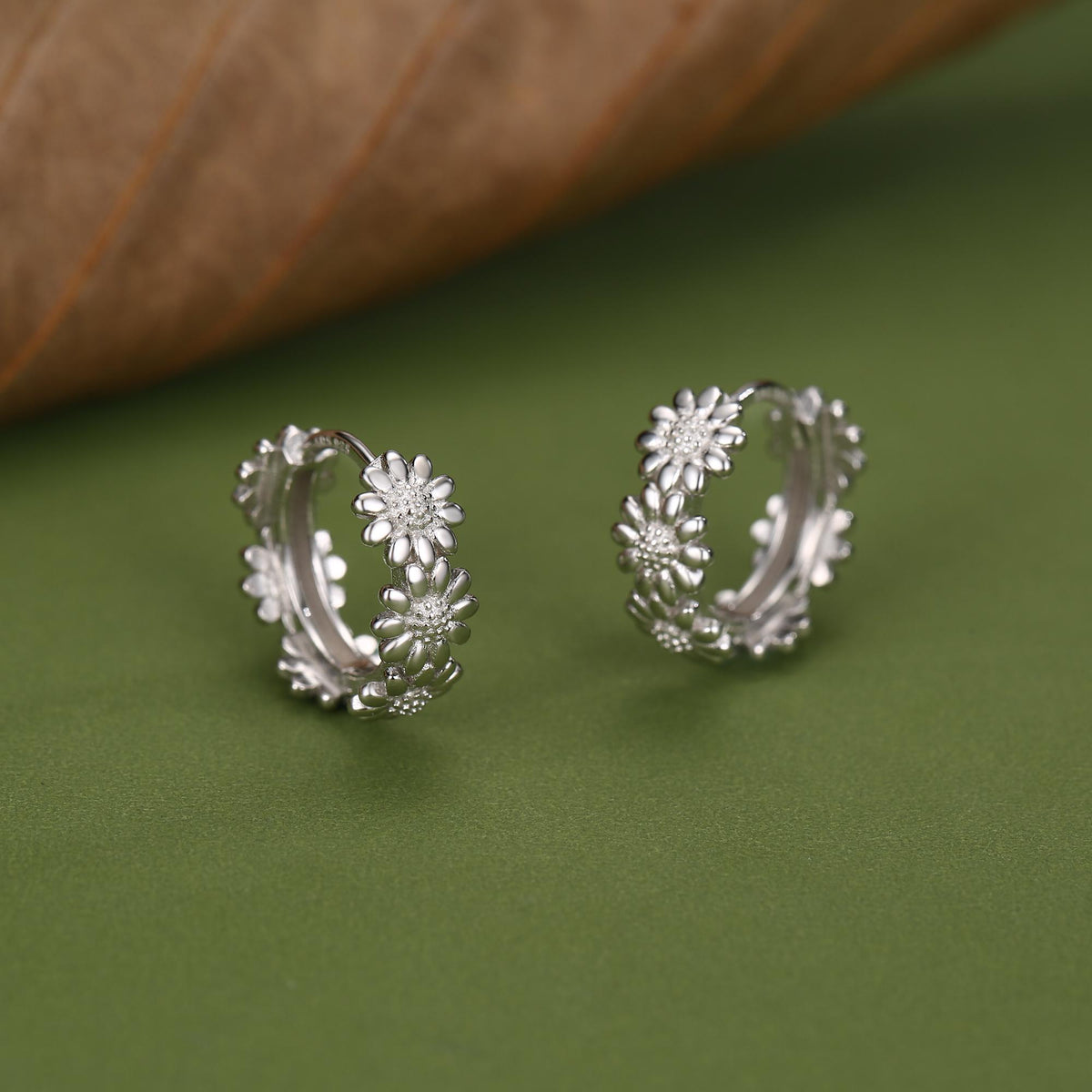 Daisy Flower Chain Huggie Hoop in Sterling Silver, Delicate Flower hoop Earrings, Floral Earrings, 10mm Inner Diameter