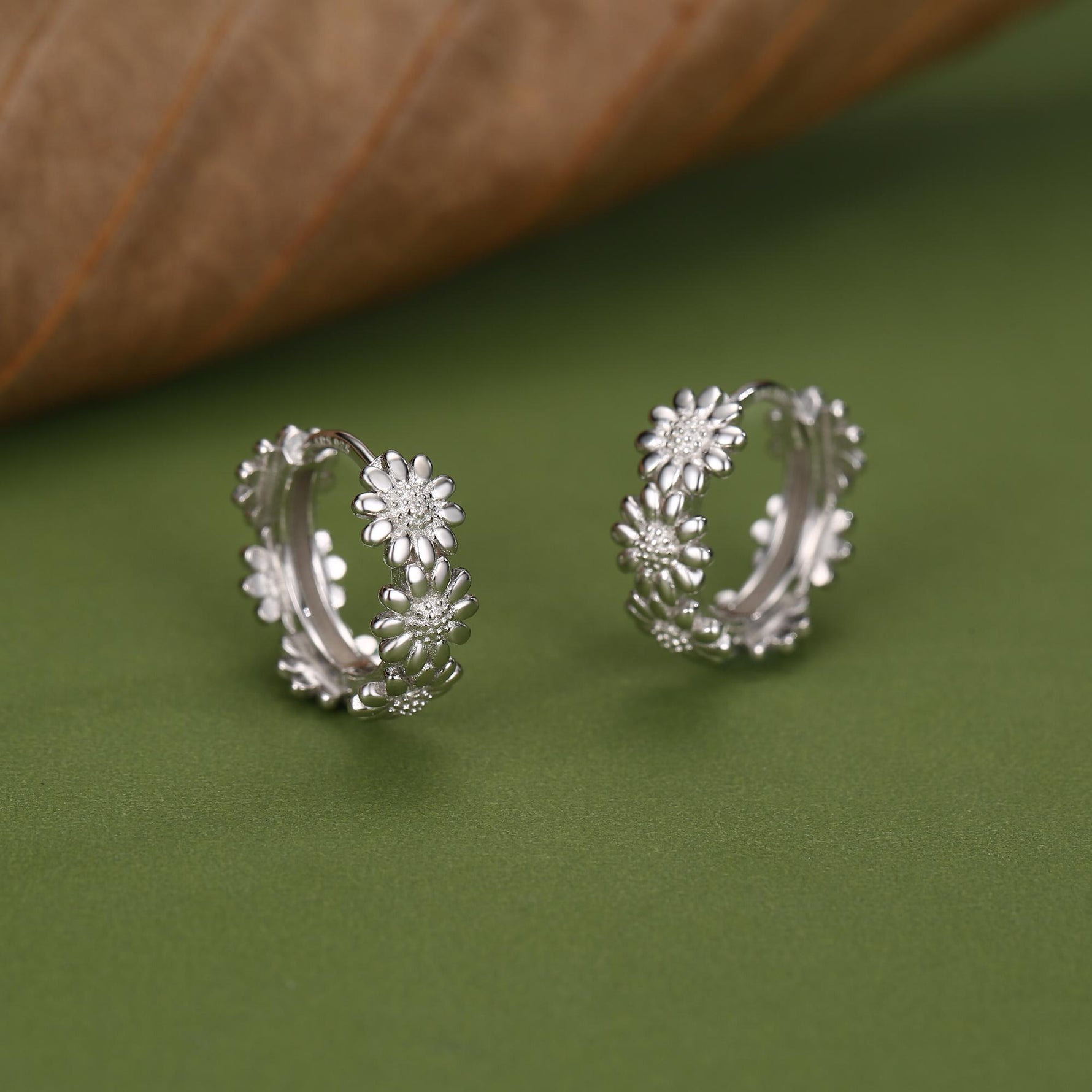 Daisy Flower Chain Huggie Hoop in Sterling Silver, Delicate Flower hoop Earrings, Floral Earrings, 10mm Inner Diameter