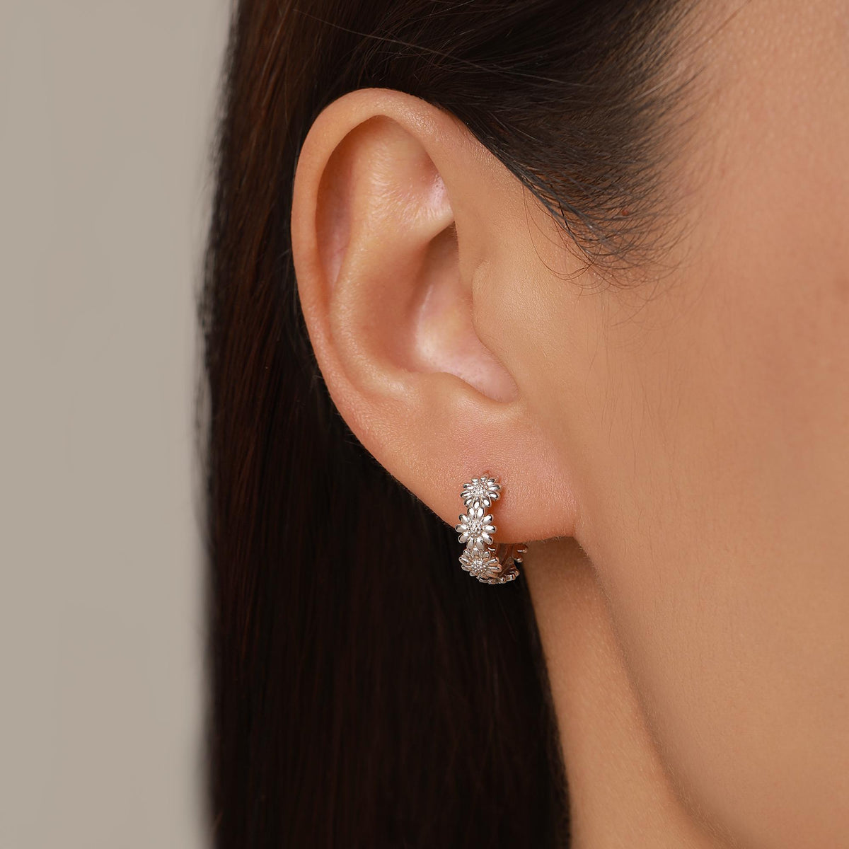 Daisy Flower Chain Huggie Hoop in Sterling Silver, Delicate Flower hoop Earrings, Floral Earrings, 10mm Inner Diameter