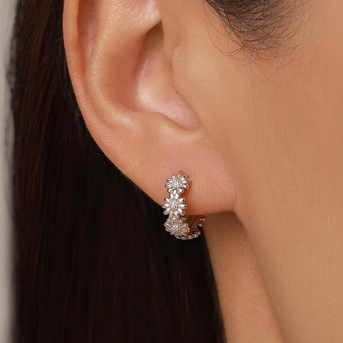 Daisy Flower Chain Huggie Hoop in Sterling Silver, Delicate Flower hoop Earrings, Floral Earrings, 10mm Inner Diameter