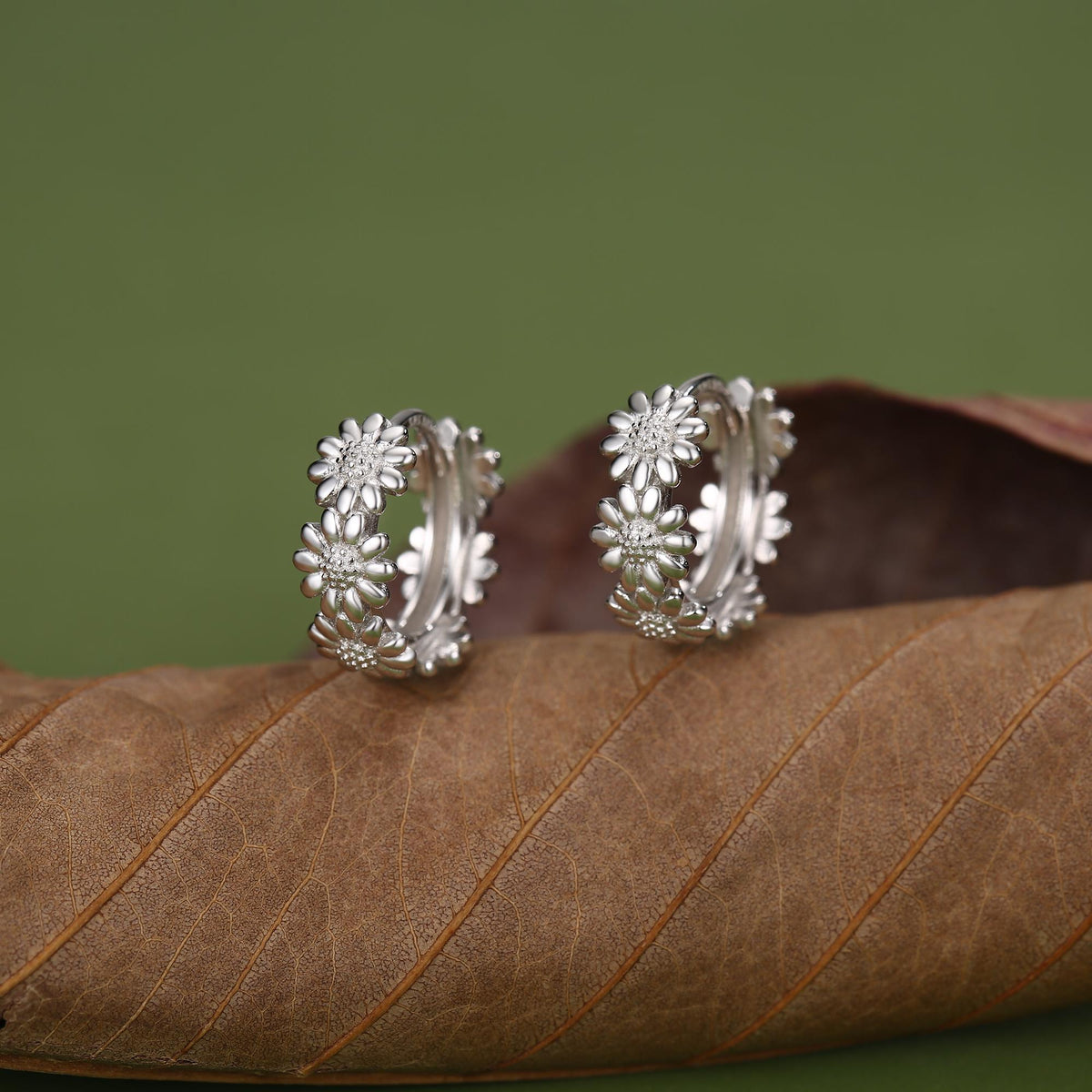 Daisy Flower Chain Huggie Hoop in Sterling Silver, Delicate Flower hoop Earrings, Floral Earrings, 10mm Inner Diameter