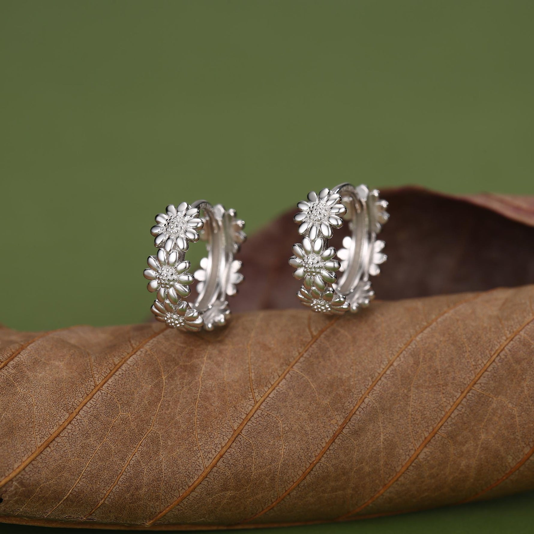 Daisy Flower Chain Huggie Hoop in Sterling Silver, Delicate Flower hoop Earrings, Floral Earrings, 10mm Inner Diameter