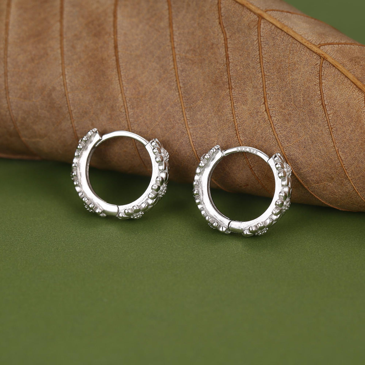 Daisy Flower Chain Huggie Hoop in Sterling Silver, Delicate Flower hoop Earrings, Floral Earrings, 10mm Inner Diameter