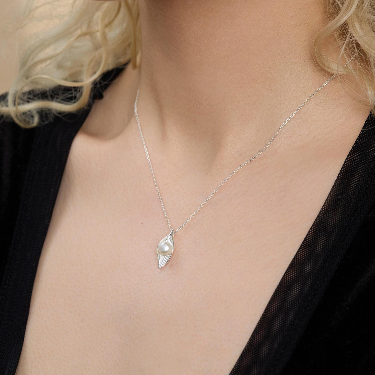 Calla Lily Pearl Pendant Necklace