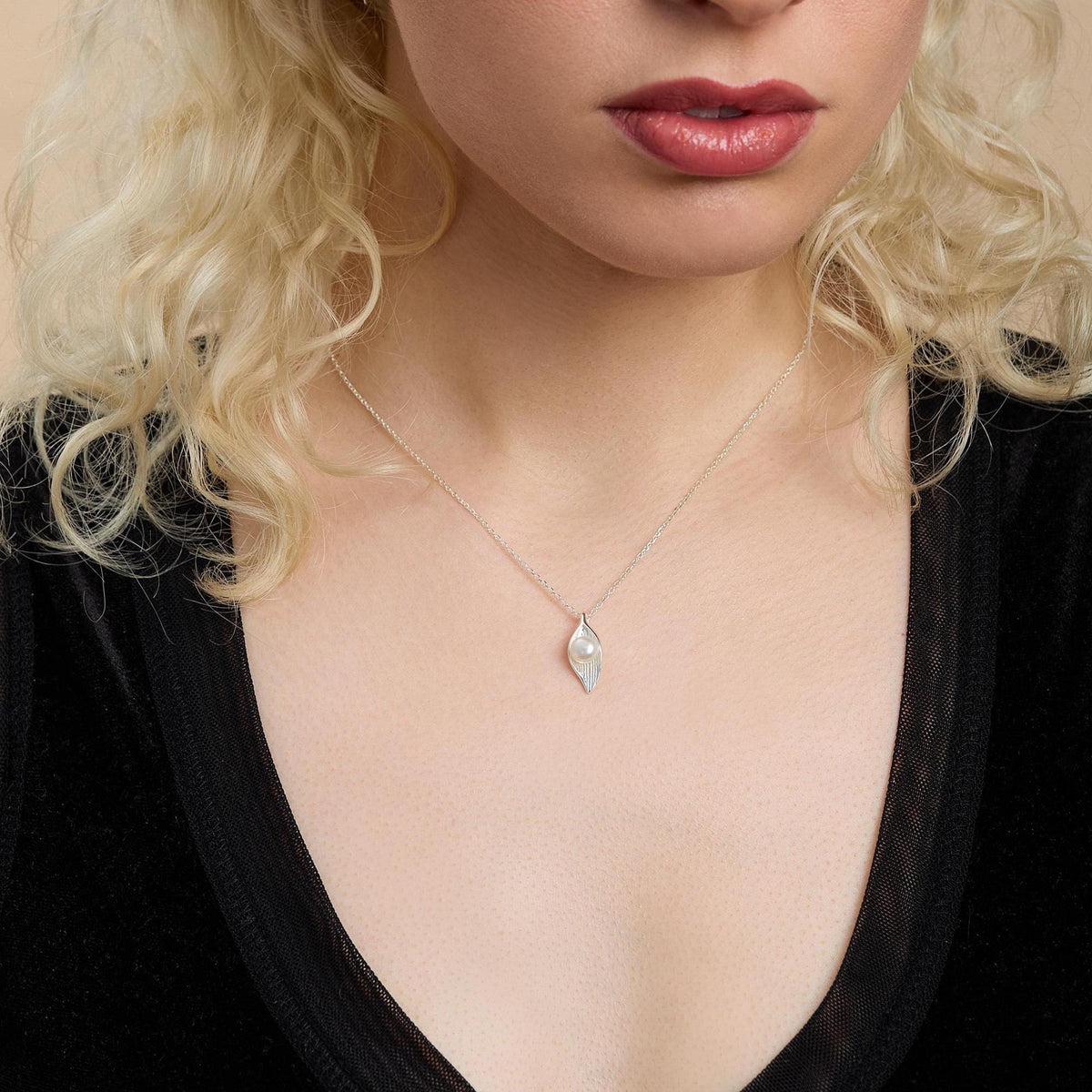 Calla Lily Pearl Pendant Necklace