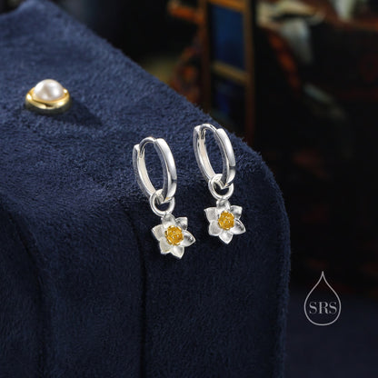 Daffodil Jewellery Set in Sterling Silver — Rhodium-Coated Earrings and Necklace with 18ct Gold-Plated Details