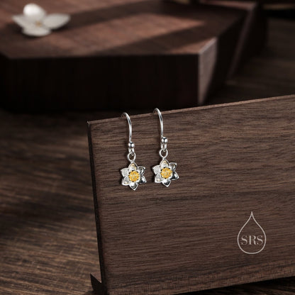 Daffodil Jewellery Set in Sterling Silver — Rhodium-Coated Earrings and Necklace with 18ct Gold-Plated Details